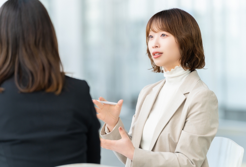 打ち合わせをする社員の様子