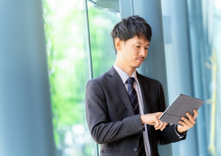 タブレットを操作する社員の様子