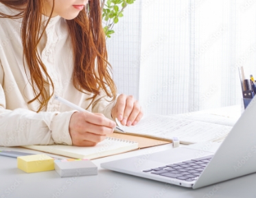 資格取得に向けて学習する社員