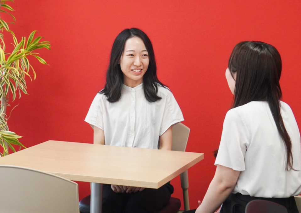同僚と話すM.Nさん