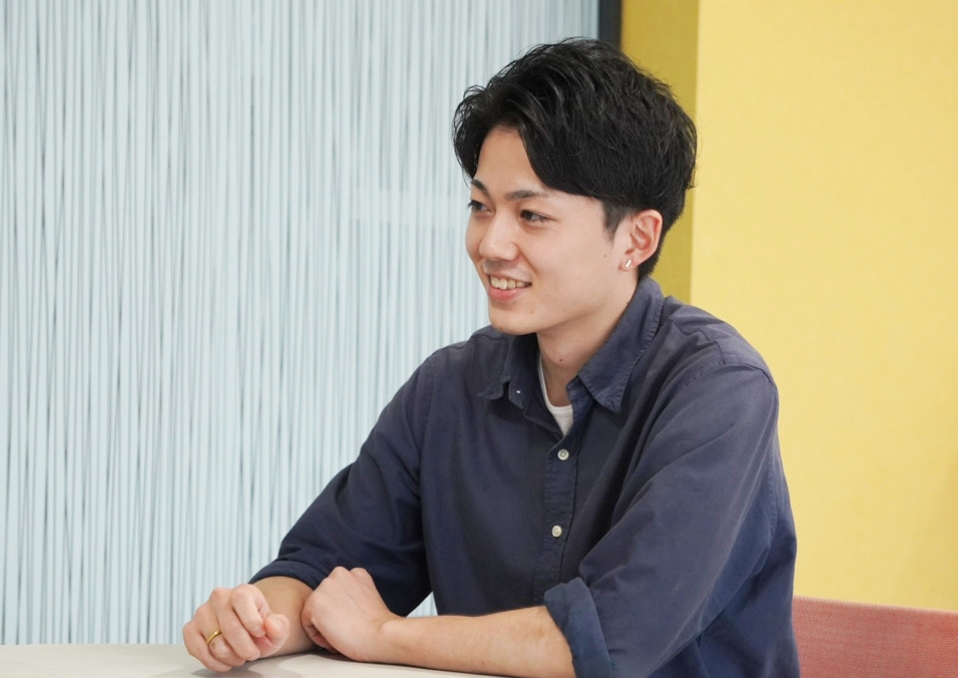 デスクで仕事をするK.Kさん