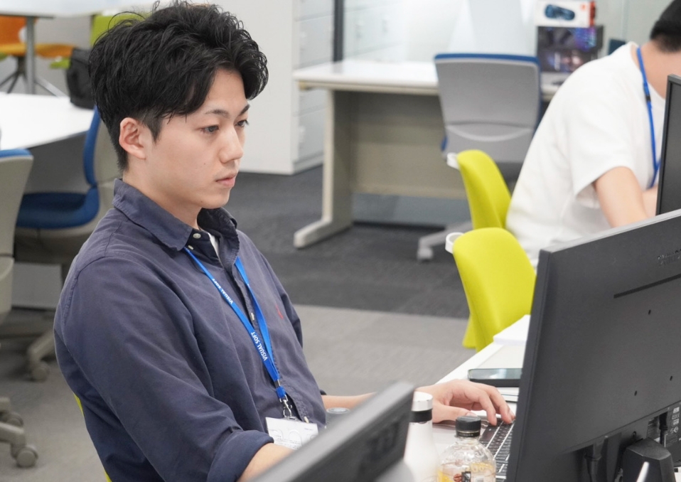 パソコンに向かうK.Kさん