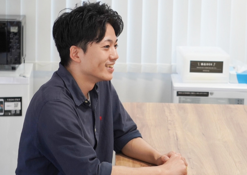 オフィスで笑顔のK.Kさん